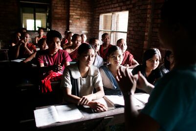 Millones de niños van a la escuela pero no aprenden, afirma el Banco Mundial