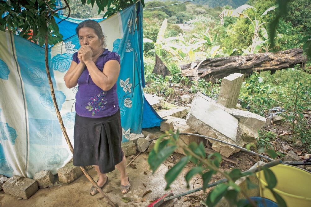 A la falta de ayuda gubernamental que padecen los habitantes de la Sierra mixe se suma la imposibilidad de trabajar la agricultura por una plaga en los cult ivos. (FOTOS: MARIO MARTÍNEZ. EL UNIVERSAL)