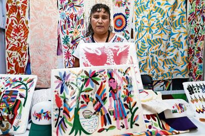 Otra vez "piratean" a artesanos diseños de bordados tenangos