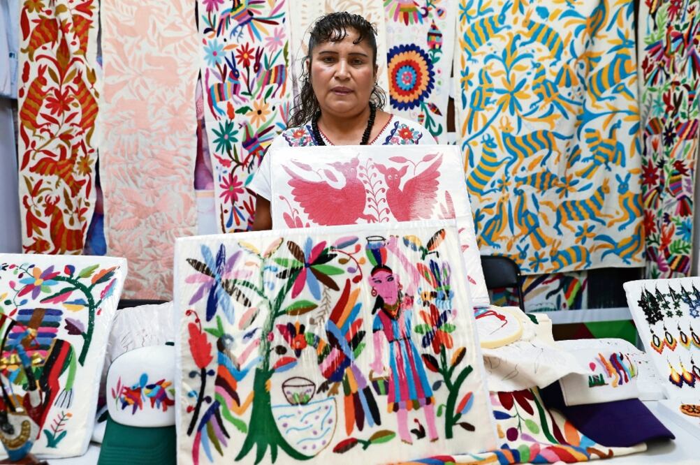 Para bordar un camino de mesa de 2 metros por 40 centímetros, las artesanas invierten hasta 8 meses y reciben 250 pesos por la pieza. La falta de denominación de origen ha permitido que sus modelos sean copiados por diversas firmas. (artesanas DINORATH M)