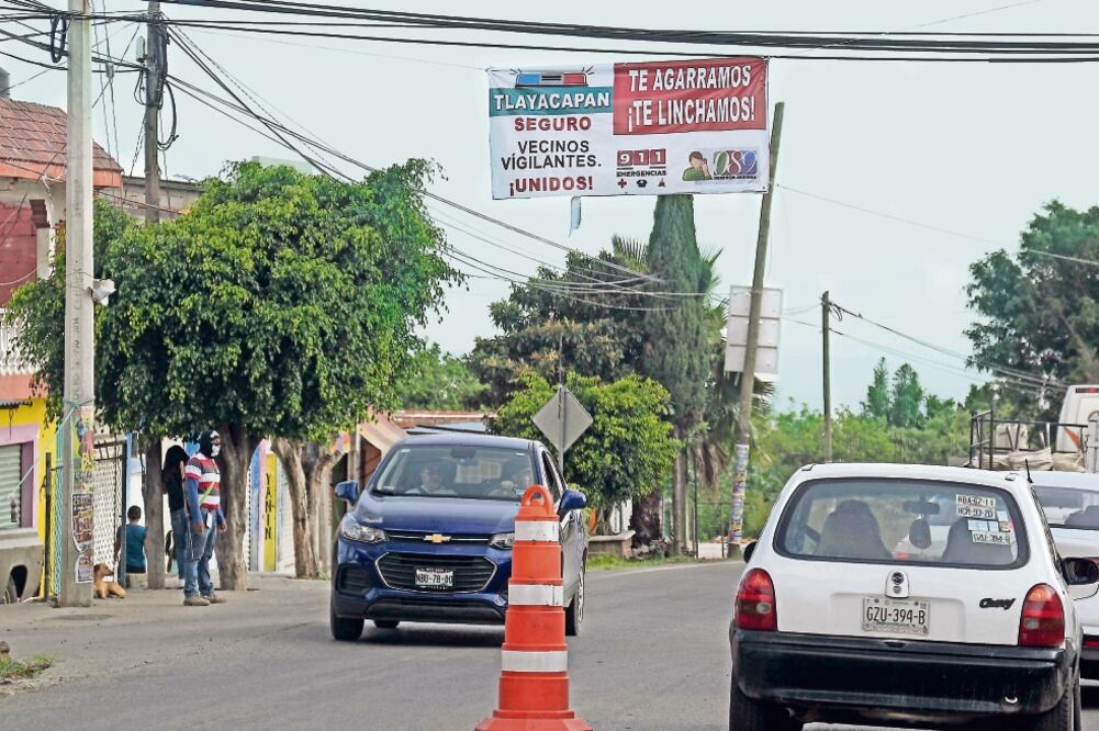 Expa nsión. La Policía de Mando Único descolgó mantas con leyendas del crimen organizado en el estado. (TONY RIVERA. EL UNIVERSAL)