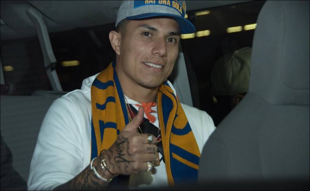 Firma con los Tigres. Foto: Luis D. Gámez