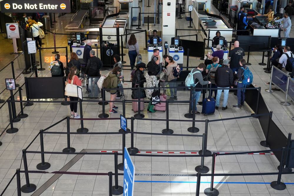 Viajeros pasan por seguridad en el Aeropuerto Internacional Thurgood Marshall de Baltimore/Washington. La gente se alista para el Día de Acción de Gracias, este 28 de noviembre. FOTO: STEPHANIE SCARBROUGH. AP