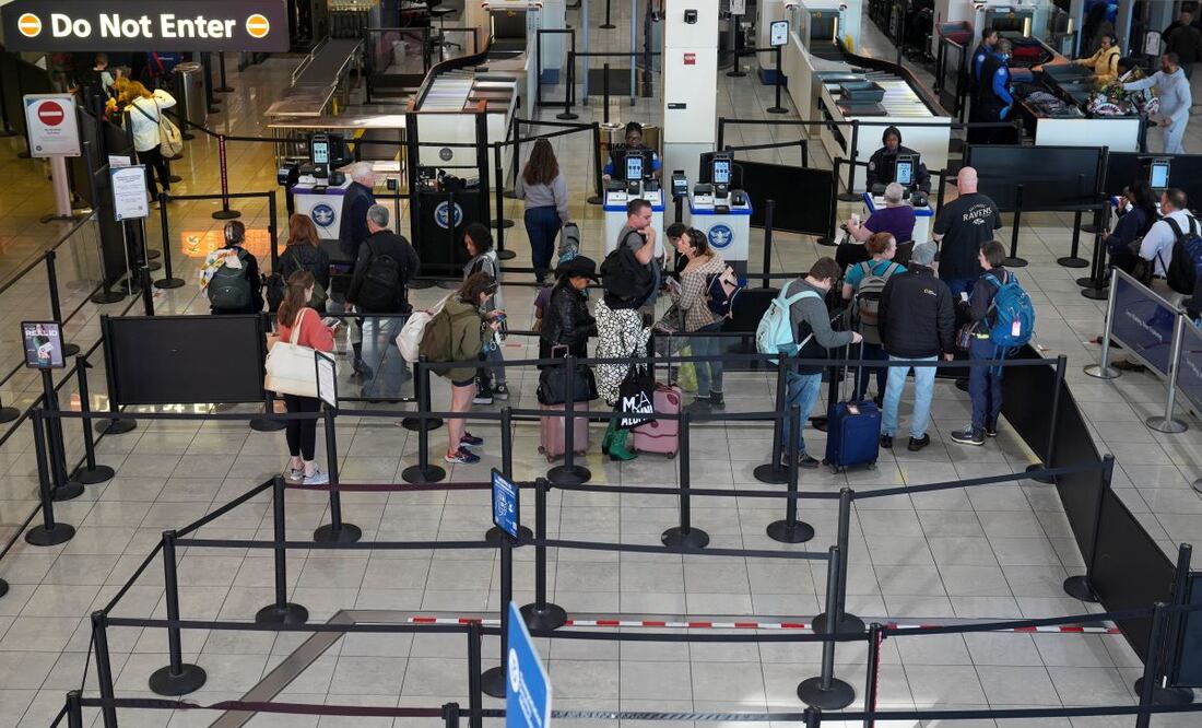 Viajeros pasan por seguridad en el Aeropuerto Internacional Thurgood Marshall de Baltimore/Washington. La gente se alista para el Día de Acción de Gracias, este 28 de noviembre. FOTO: STEPHANIE SCARBROUGH. AP