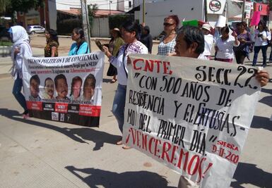 Mujeres afines a la sección 22 marchan en Oaxaca 