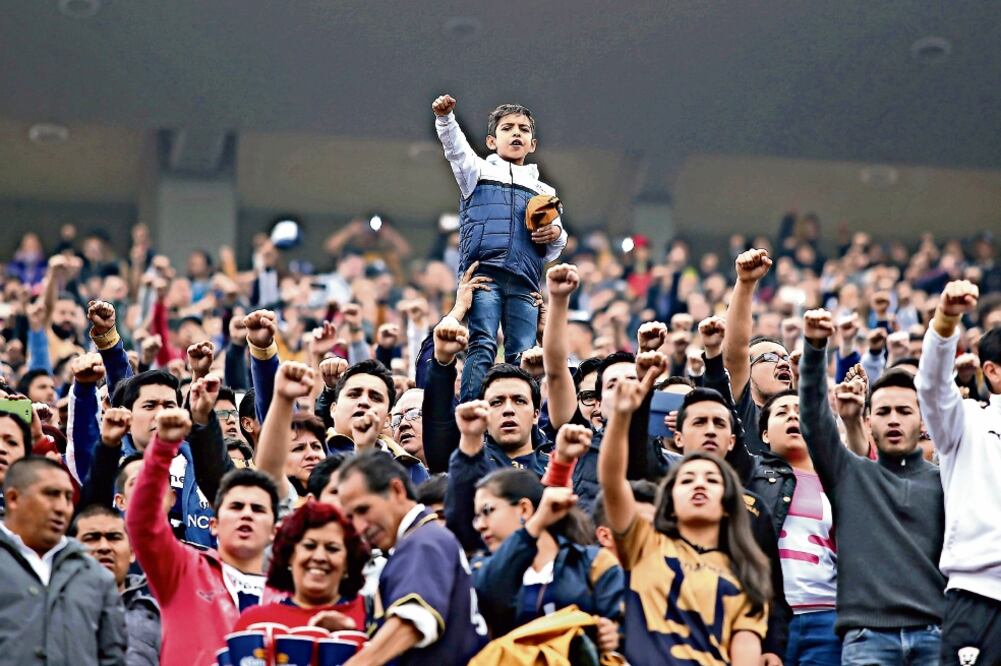 Para la afición universitaria, el levantar la mano es un acto de aliento (AGUSTÍN CUEVAS. IMAGO7)