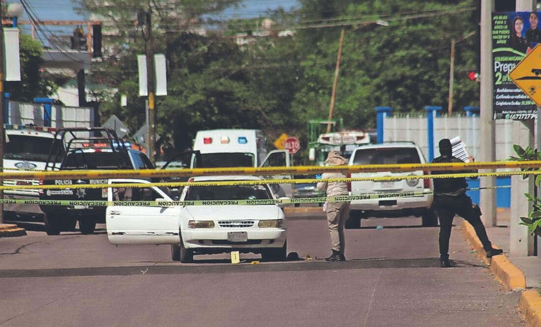 El policía municipal Armando Roberto “N”, de 40 años, fue asesinado a balazos frente a una escuela preparatoria. Foto Especial