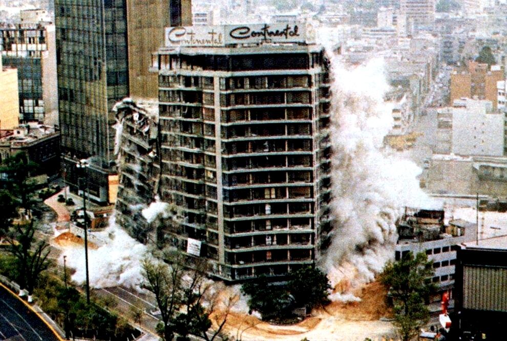 Demolición del Hotel Continental, uno de los hoteles más famosos de la ciudad donde se hospedó la actriz Marilyn Monroe en 1962; conocido también por su centro nocturno Belvedere. Foto cortesía: Revista “Obras”