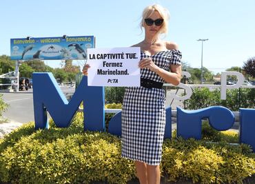 Pamela Anderson protesta en Francia contra cautiverio de animales