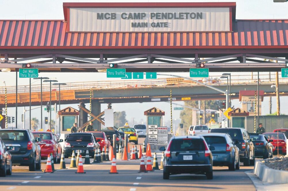 Fila. Entrada a la base de la Marina en Camp Pendleton, en una imagen de noviembre de 2013. Foto/LENNY IGNELZI. AP