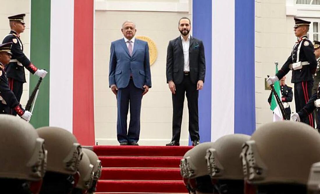 En su primera visita oficial a El Salvador, el presidente Andrés Manuel López Obrador fue recibido con honores -en la Casa Presidencial- por su homólogo Nayib Bukele. Foto: especial