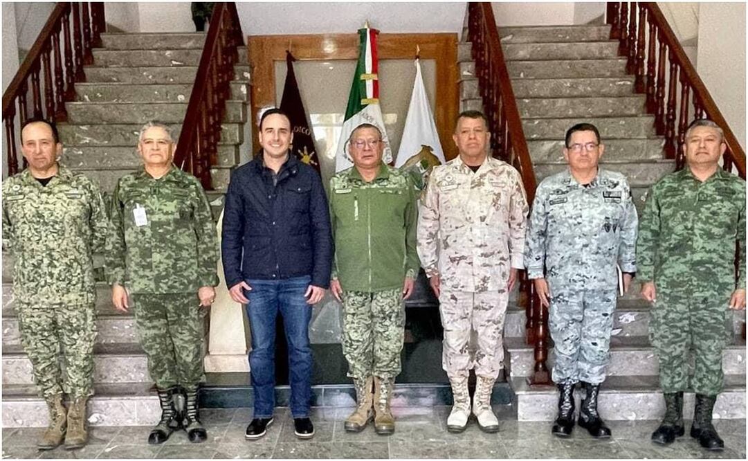 Manolo Jiménez y autoridades miliates como el Comandante de la XI Región Militar, General Eufemio Alberto Ibarra. Foto: Especial