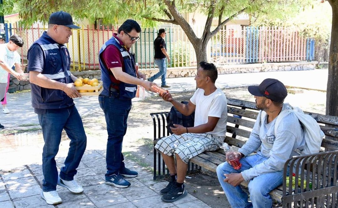 Agentes de la Policía Preventiva y Tránsito Municipal asistieron a personas en situación de calle fin de darles atención humanitaria con bebidas hidratantes. Foto: Especial