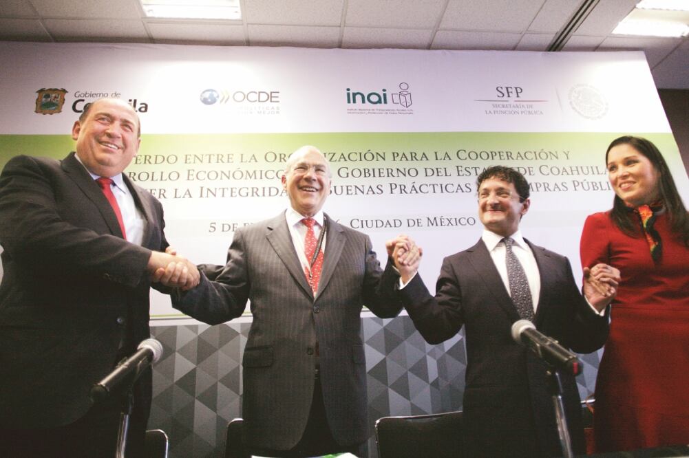 Ruben Moreira, gobernador de Coahuila; José Ángel Gurría, de la OCDE, y Virgilio Andrade, secretario de la Función Pública, tras firmar el acuerdo (IVÁN STEPHENS. EL UNIVERSAL)