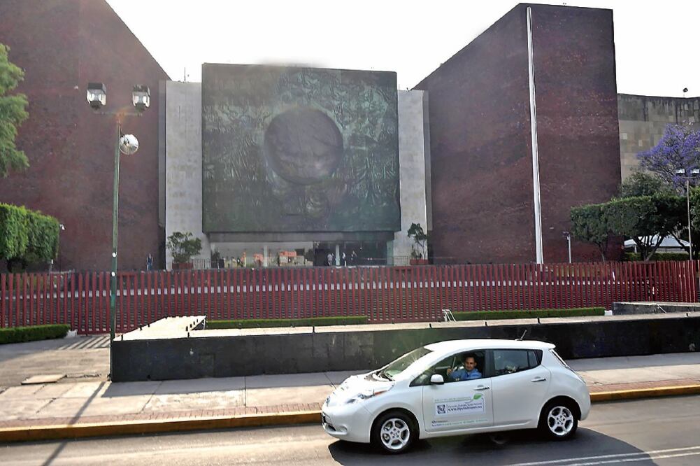 Marko Cortés Mendoza, coordinador de la bancada del PAN en San Lázaro, adquirió para su grupo parlamentario un automóvil eléctrico a fin de contribuir al cuidado del medio ambiente (PAN)