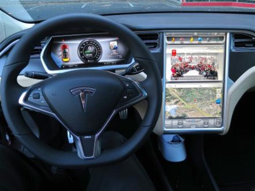 Tesla debe mejorar comandos de voz en sus autos 