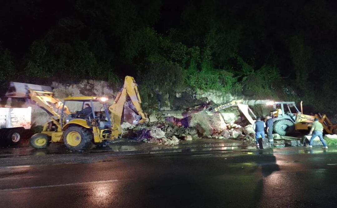 Foto: Especial/EL UNIVERSAL/ Este derrumbe y cascada dificultaron la comunicación entre los municipios de Atizapán de Zaragoza y Nicolás Romero.