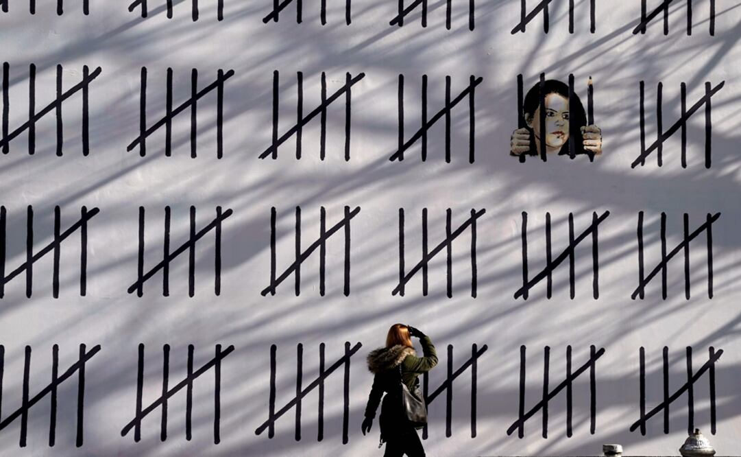 Banksy apoyó a la artista y periodista turca Zehra Dogan, quien fuera encarcelada tras pintar una imagen donde se veía la destrucción de una ciudad por el ejército turco. Foto: AFP / Timothy A. Clary