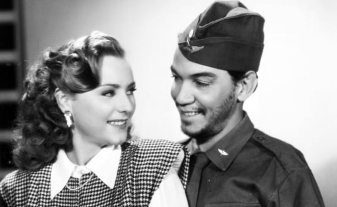 Miroslava Stern y Cantinflas intercambian miradas enamoradas en "¡A volar joven!", película en la que llegan al altar. Fototeca EL UNIVERSAL.