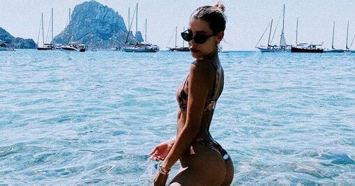 La hija de Luis Miguel presume su figura en mini bikini de mil pesos