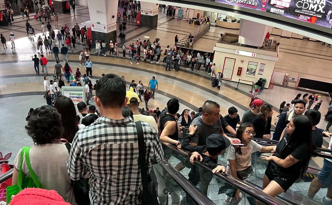 Capitalinos aprovechan el puente y el buen fin para realizar compras navideñas y pasear por las plazas comerciales. Foto: Berenice Fregoso / EL UNIVERSAL