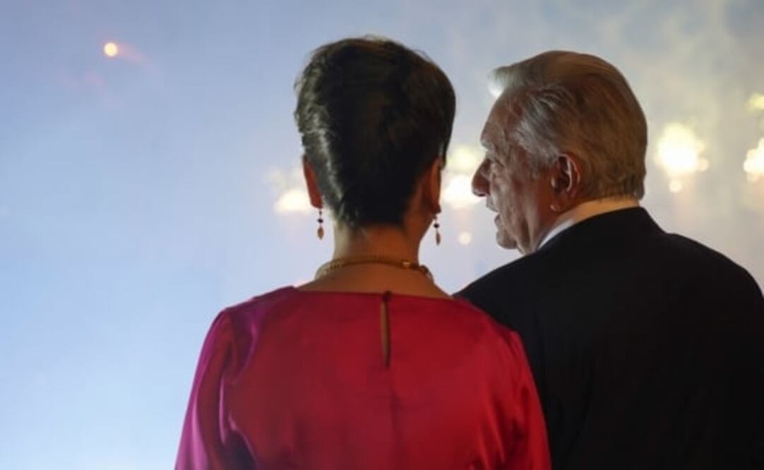 Beatriz Gutiérrez Müller y AMLO en el Grito de Independencia de 2022. Foto: Presidencia