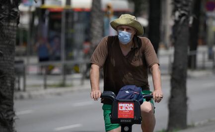 Cataluña reconfina a 200 mil personas por rebrote de coronavirus