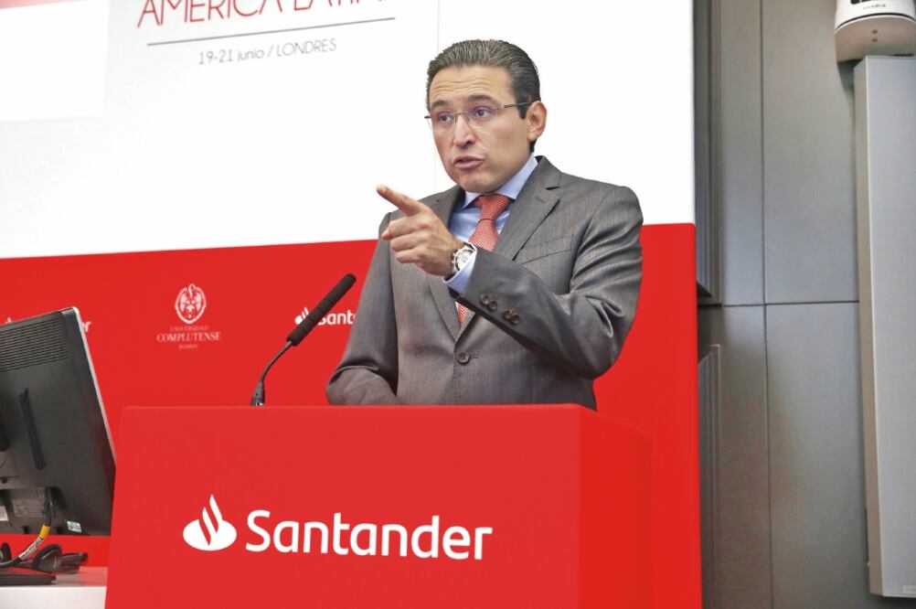 Bernardo González, titular de la Comisión Nacional Bancaria y de Valores, en su presentación durante el 17 encuentro Santander América Latina. Foto: CORTESÍA