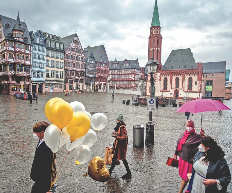 Una pareja, tras casarse, y sus familiares en Francfort. Alemania prevé prohibir la entrada al país de viaje ro s pro cedentes de regiones con presencia de mutaciones. MICHAEL PROBST. AP