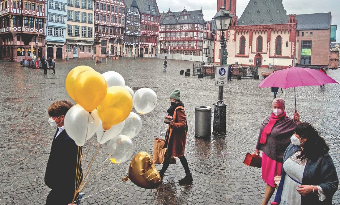 Una pareja, tras casarse, y sus familiares en Francfort. Alemania prevé prohibir la entrada al país de viaje ro s pro cedentes de regiones con presencia de mutaciones. MICHAEL PROBST. AP