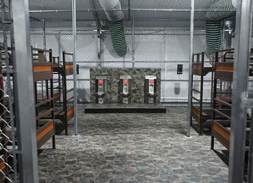 Juez desestima demanda sobre acceso de migrantes en "Alcatraz de los Caimanes" a servicios legales; reclamación sigue en pie