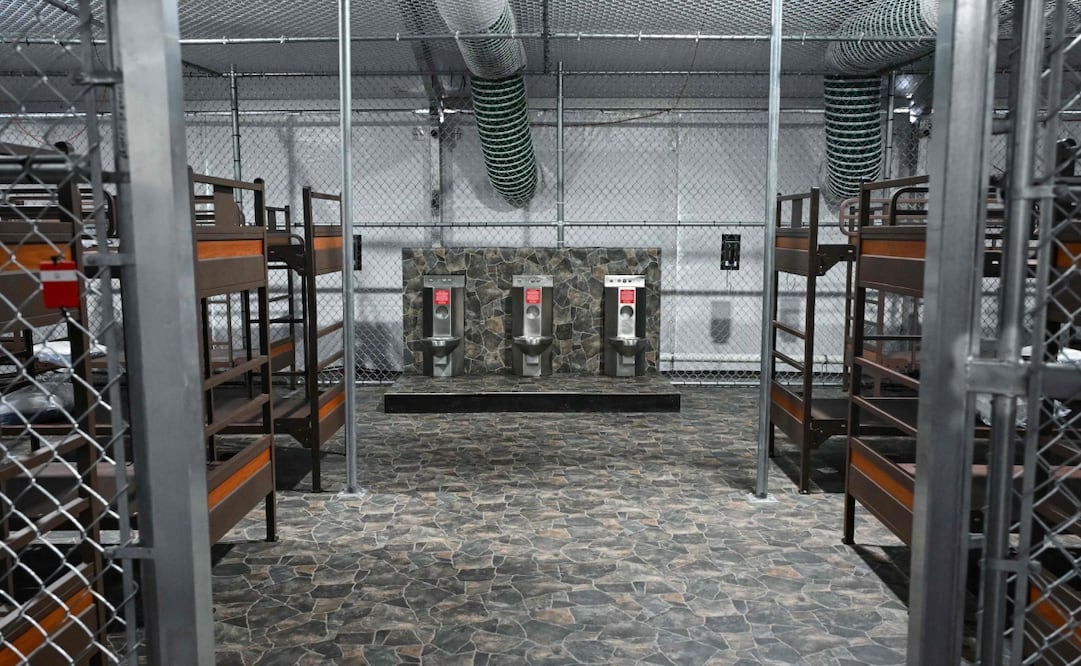 Se ven baños y camas en un centro de detención de migrantes, conocido como "Alcatraz Caimán", ubicado en el antiguo Aeropuerto de Entrenamiento y Transición Dade-Collier en Ochopee, Florida, el 1 de julio de 2025. Foto: AFP