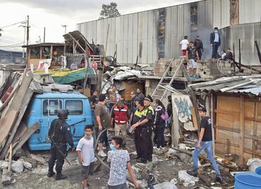 Fuego arrasa con casas de madera en Naucalpan