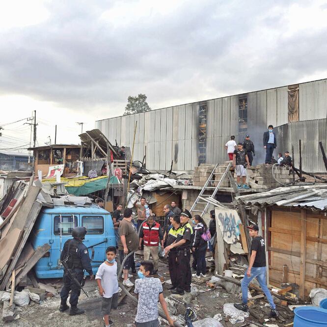 La fila de casas de madera se extiende a los largo de varios kilómetros de las vías del Ferrocarril Acámbaro. (JUAN ARMANDO MARTÍNEZ. EL UNIVERSAL)