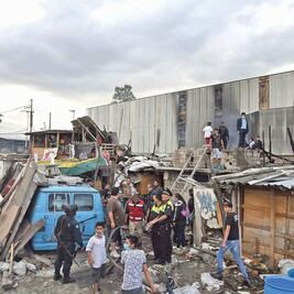 Fuego arrasa con casas de madera en Naucalpan