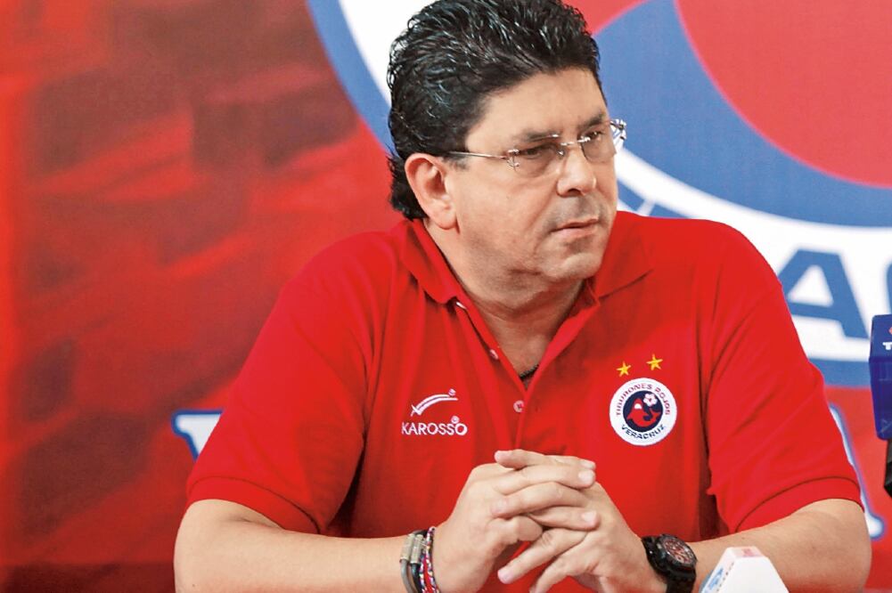 Fidel Kuri, dueño de los Tiburones Rojos del Veracruz, dijo que si no gana el tricolor la gubernatura, cambiará la sede del equipo de futbol (ARCHIVO EL UNIVERSAL)