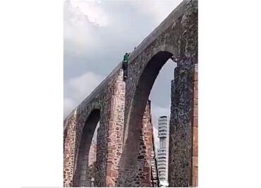 Muere joven que se lanzó de Los Arcos de Querétaro