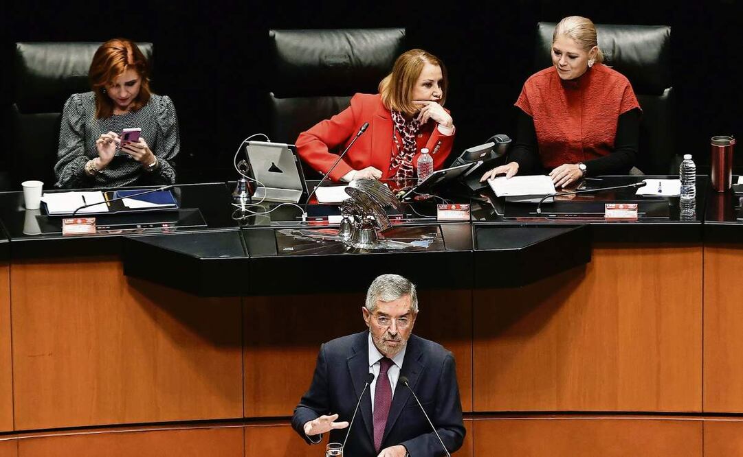 El canciller Juan Ramón de la Fuente compareció ayer ante el pleno del Senado, donde destacó los avances en la cooperación bilateral con Estados Unidos, incluidos un nuevo programa de seguridad fronteriza y la aplicación de la ley. Foto: Berenice Fregoso / EL UNIVERSAL