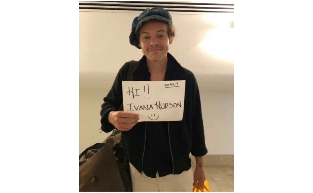 Harry Styles consiente a una seguidora. Foto: Especial