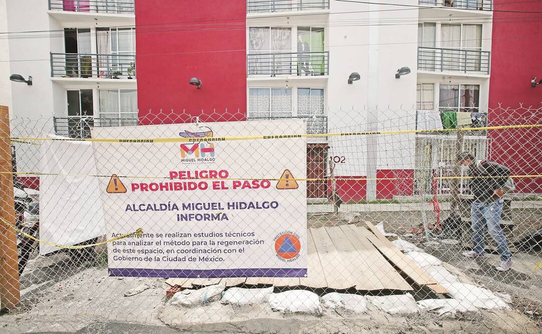 EL UNIVERSAL accedió a la habitacional localizada en la calle de Héroes de la Intervención. Algunos vecinos señalaron que las autoridades les dijeron que el relleno de la mina comenzará en octubre. Foto: Valente Rosas/ EL UNIVERSAL