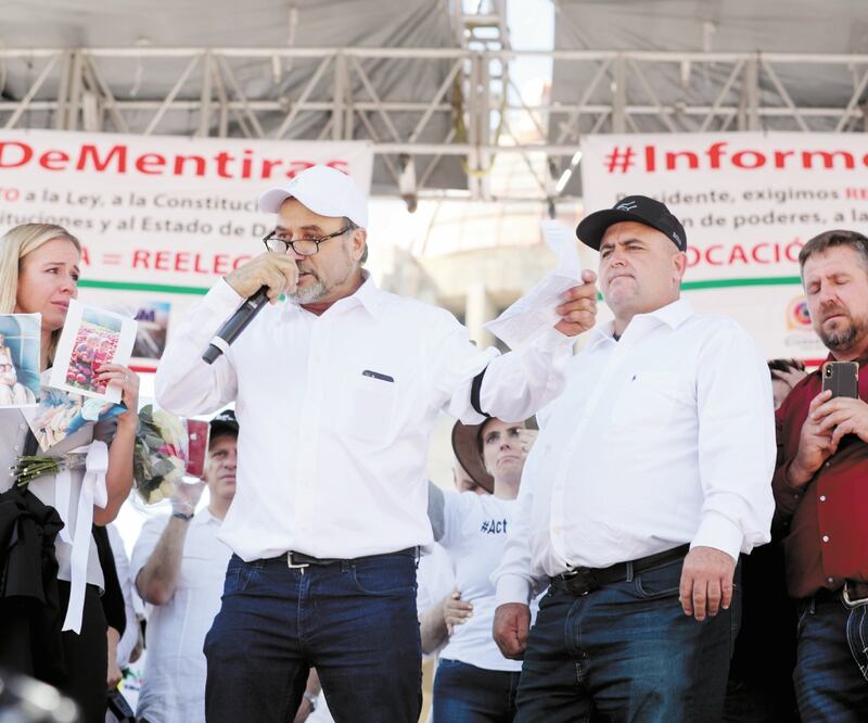 Integrantes de la familia LeBarón, entre ellos los activistas Adrián y Julián, marcharon acompañados por cientos para exigir paz en el país. Foto/JORGE SERRATOS. EL UNIVERSAL