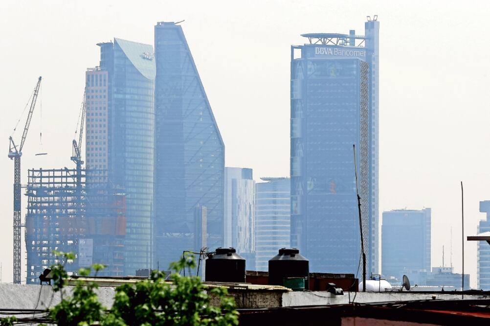 Gutiérrez Lacayo dijo que la Norma Vehicular 167 permitió que 1.9 millones de hologramas 0 pasaran a 1 o 2, lo que ayudó a bajar las emisiones; destacó que gracias a esa medida este año no hemos estado por arriba de los 200 Imeca. (LUCÍA GODÍNEZ)