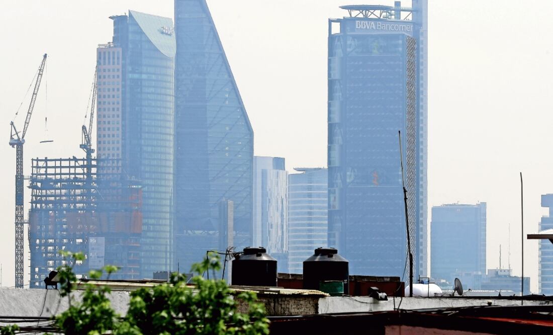 Gutiérrez Lacayo dijo que la Norma Vehicular 167 permitió que 1.9 millones de hologramas 0 pasaran a 1 o 2, lo que ayudó a bajar las emisiones; destacó que gracias a esa medida este año no hemos estado por arriba de los 200 Imeca. (LUCÍA GODÍNEZ)