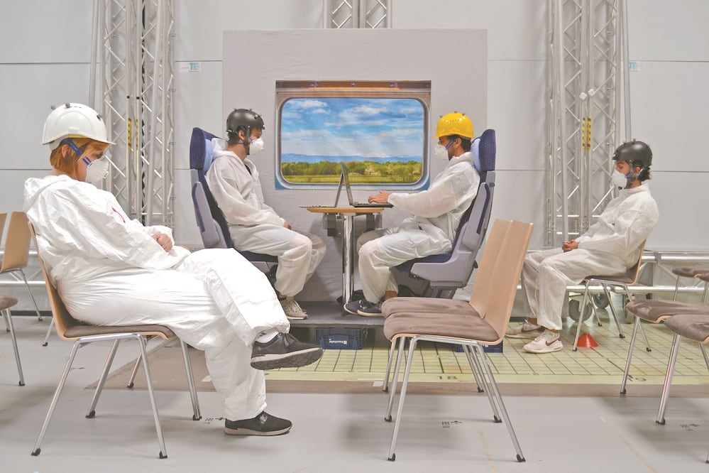 En la imagen, la aplicación alemana de advertencia de coronavirus es probada en condiciones de laboratorio adaptadas a las situaciones reales como base para mejoras adicionales. Foto: EFE 