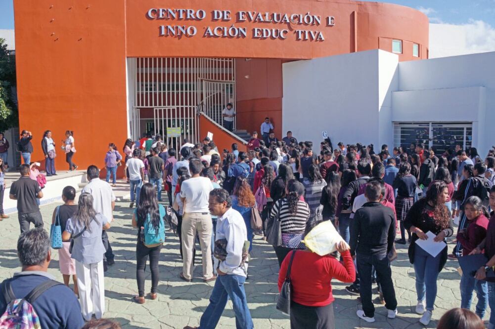 En total, este año la universidad ofertó 3 mil 570 espacios en las diferentes facultades del nivel superior que se disputaron 10 mil 235 aspirantes. (EDWIN HERNÁNDEZ. EL UNIVERSAL)
