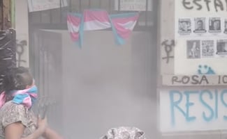 Desalojan de la Segob a personas trans y no binarias en quinto día de plantón; acusan agresiones y uso de extintores