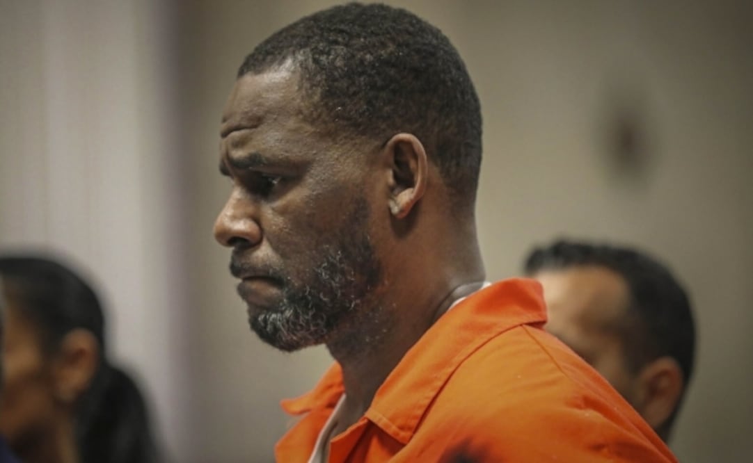El premiado cantante, cuyo verdadero nombre es Robert Sylvester Kelly, enfrentó un juicio en una corte federal en Nueva York y fue condenado en junio de 2022 a 30 años tras ser hallado culpable.