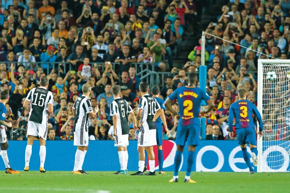 Leo hace imposible la estirada de Gianluigi Buffon tras su disparo: gol (ALBERT GEA. EFE)