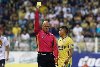 La presión mediática de Maradona afecta al árbitro