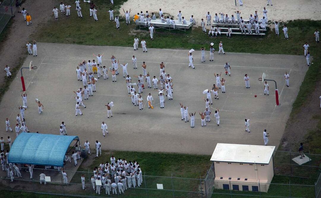 En una vista aérea desde un helicóptero, se observa a detenidos en el Centro de Detención Krome, administrado por el Servicio de Inmigración y Control de Aduanas de Estados Unidos (ICE), el 4 de julio de 2025 en Miami, Florida. El presidente estadounidense Donald Trump estuvo presente en la inauguración del cercano "Alligator Alcatraz", un centro de 5000 camas ubicado en un aeródromo abandonado en los humedales de los Everglades, como parte de su expansión de las deportaciones de migrantes indocumentados. Foto: AFP